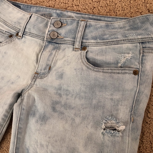 American Eagle Light Washed Jeans - Size 6 - Picture 3 of 5